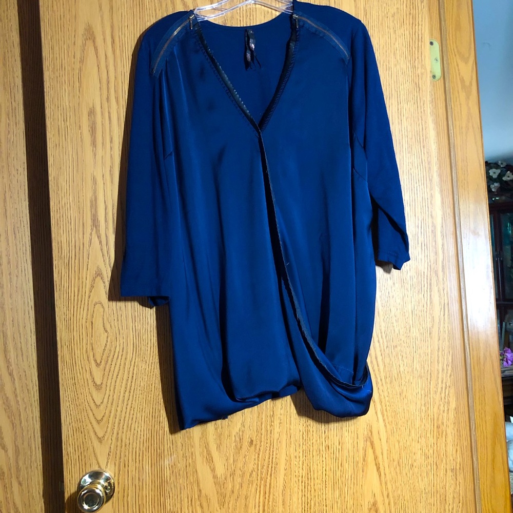 Navy blue top. Melissa McCarthy 2x